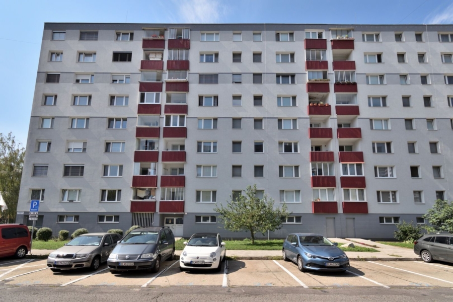 PRENAJATÉ: 4 izbový byt, Farského 12, Petržalka, Bratislava V – TOP PONUKA 710 | Roweservices s.r.o